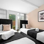 Spacious 5 Bed House - 11 Guests - Free Netflix - Parking 316C