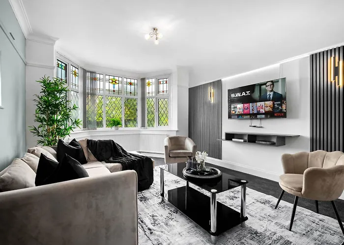 Spacious 5 Bed House - 11 Guests - Free Netflix - Parking 316C
