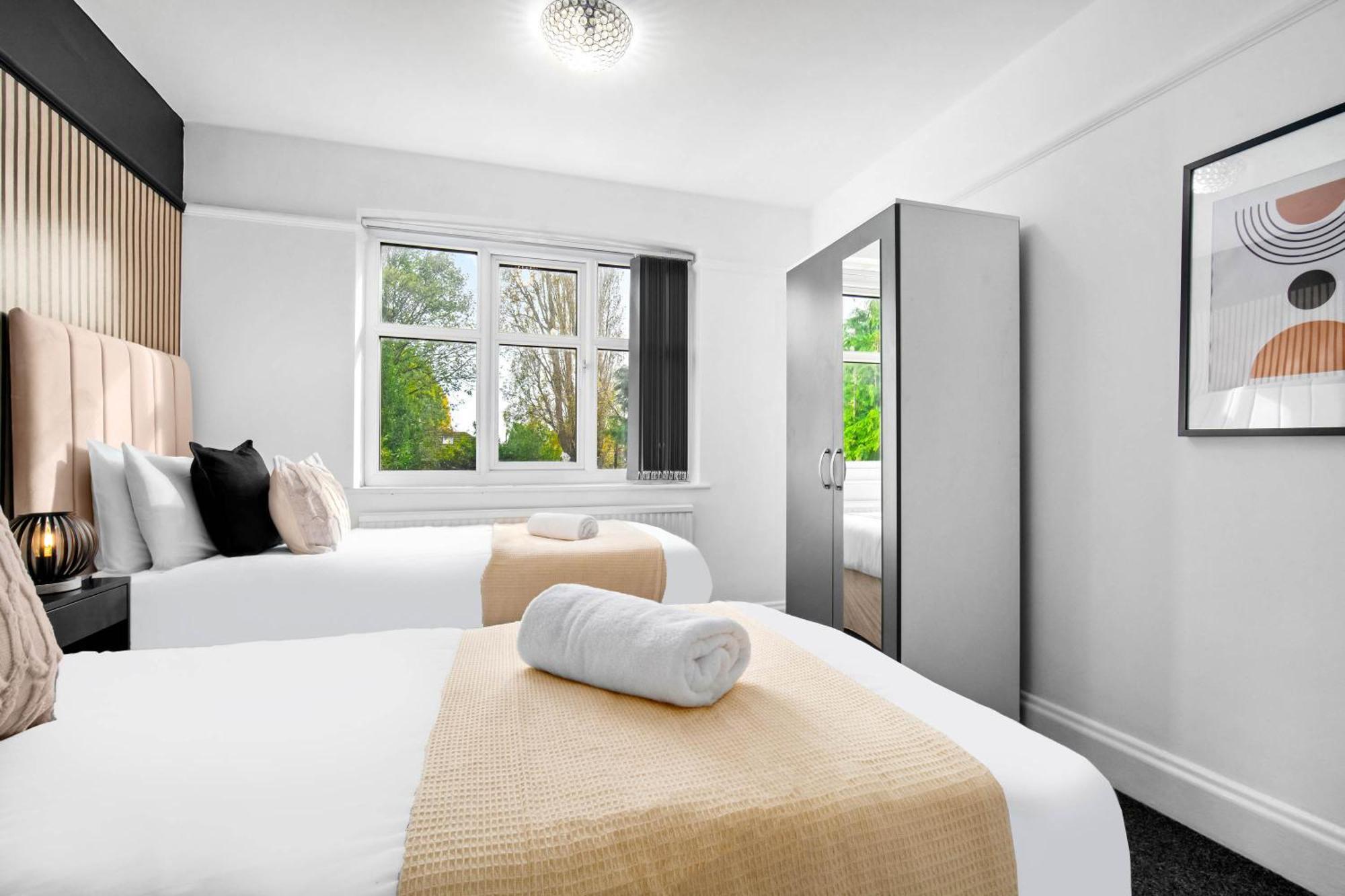 Spacious 5 Bed House - 11 Guests - Free Netflix - Parking 316c Apartment