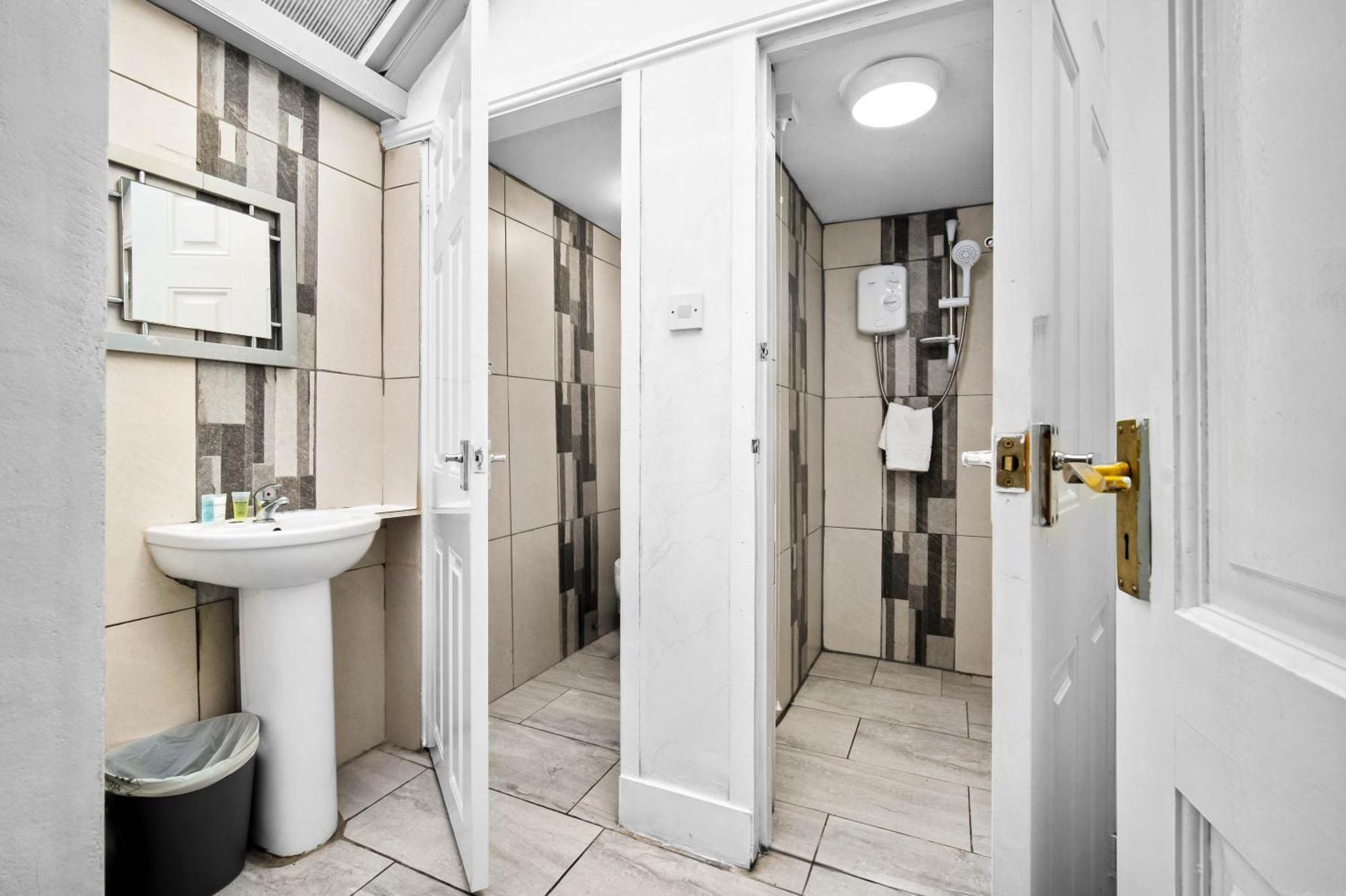 Spacious 5 Bed House - 11 Guests - Free Netflix - Parking 316c *