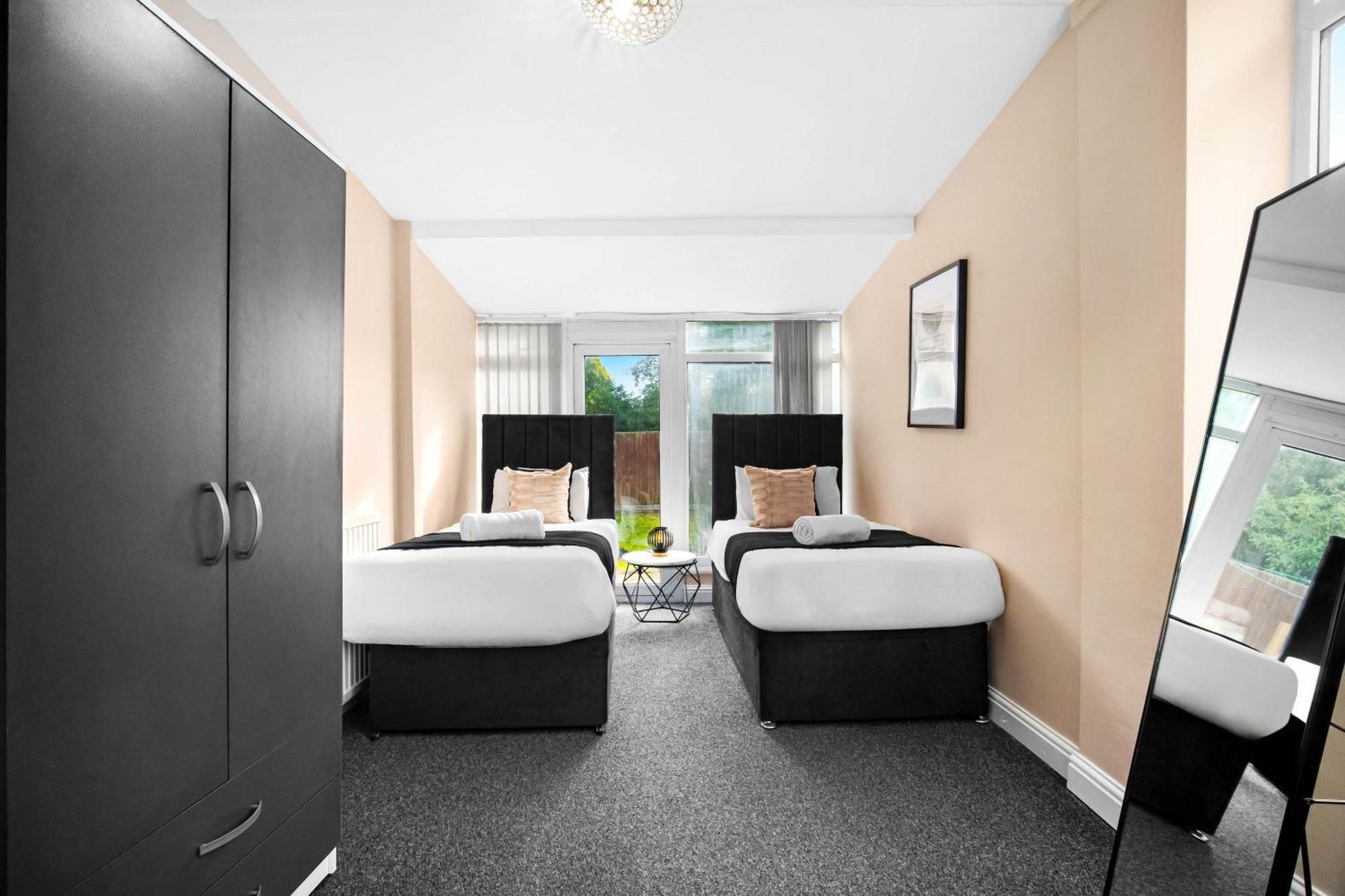 Spacious 5 Bed House - 11 Guests - Free Netflix - Parking 316c Birmingham