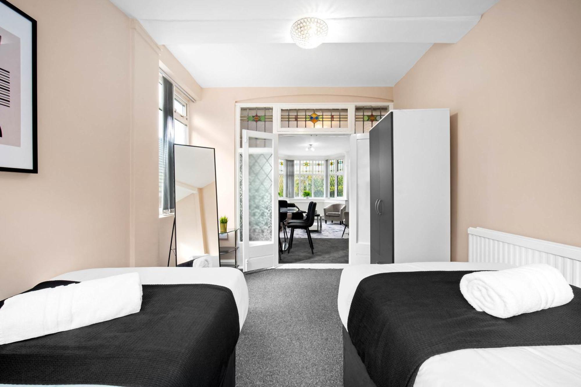 Apartment Spacious 5 Bed House - 11 Guests - Free Netflix - Parking 316c