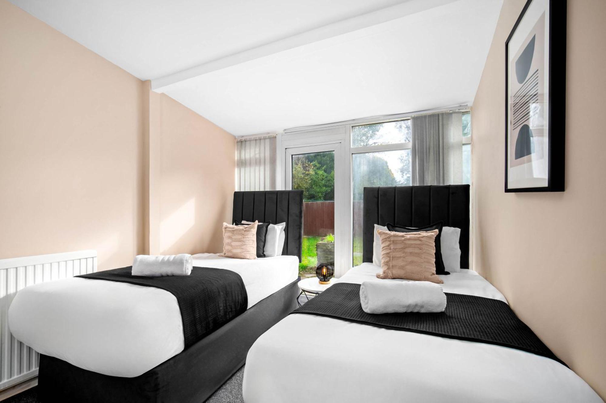 Spacious 5 Bed House - 11 Guests - Free Netflix - Parking 316c *