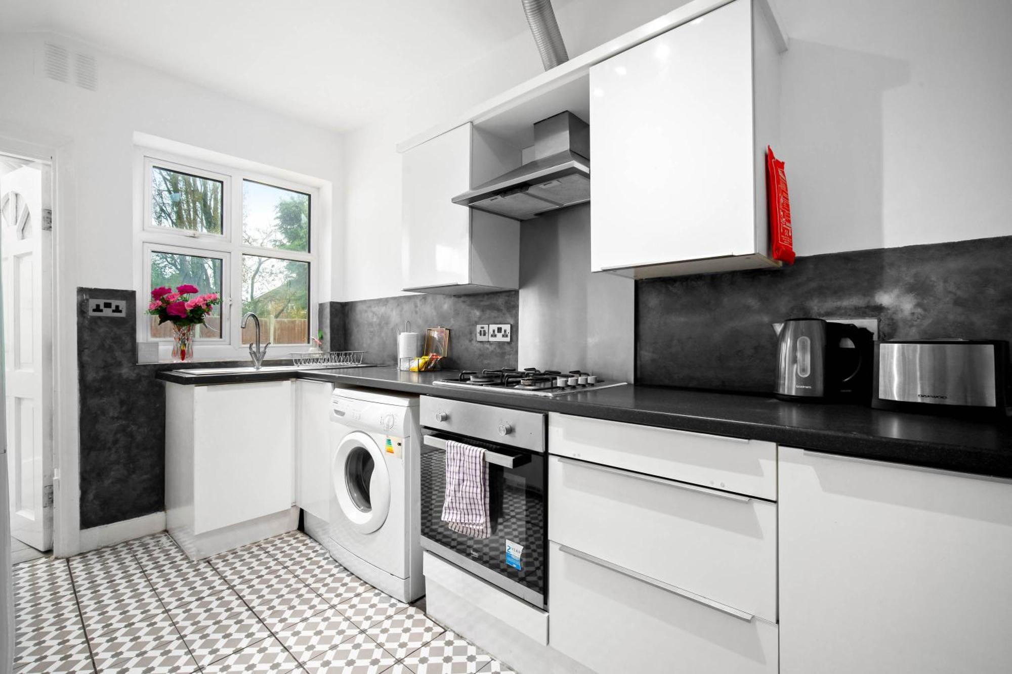 Spacious 5 Bed House - 11 Guests - Free Netflix - Parking 316c Apartment